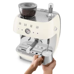 Smeg 50's Style Handmatige Espressomachine 2,4 Liter Crème -Alessi Winkel egf03creu 4 1
